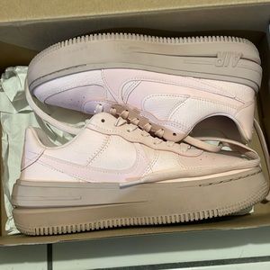 Woman Nike AF1 platform
